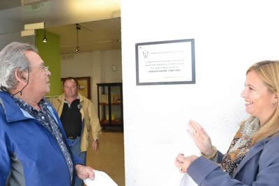 Descubren placa en homenaje al docente Horacio Ratier