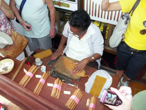 Aprendiendo sobre la fabricación de habanos en La Habana, Cuba.