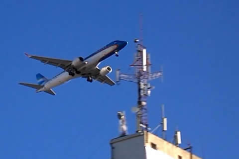 EMBRAER 190 de Austral sobrevolando Santa Rosa