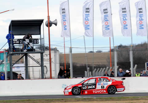 Rossi al frente (Toyota Corolla) con Ardusso detrás (Fiat Línea).