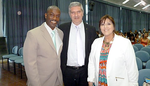 El prof. Abreu junto a Gonzalo Casanova Ferro y Verónica Llambrich del MinTur