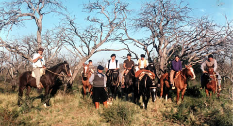 FOTO: Cabalgata en el oeste pampeano.