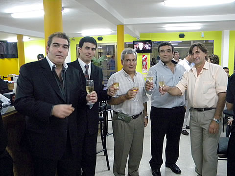 FOTO: Los integrantes de «María Teresa SRL» junto al intendente municipal.